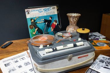 Sur la table de chevet: une partition de Sidney Bechet, les disques de son idole, Elvis Presley, ses vinyles et surtout son enregistreur.