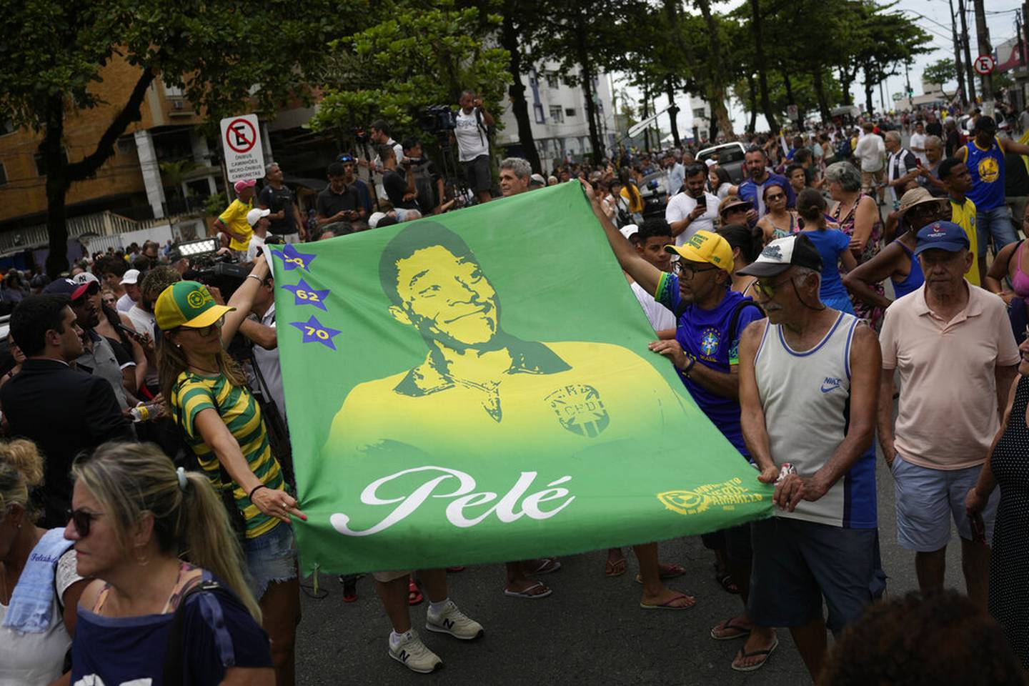 Thousands of Brazilians say their last goodbye to King Pelé.