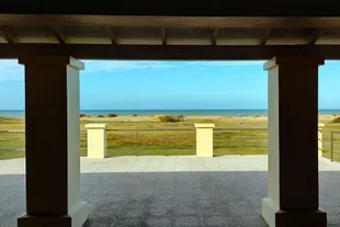 The exit of the main hall of Altamar overlooking the sea of ​​Rocas Negras, Mar del Sud