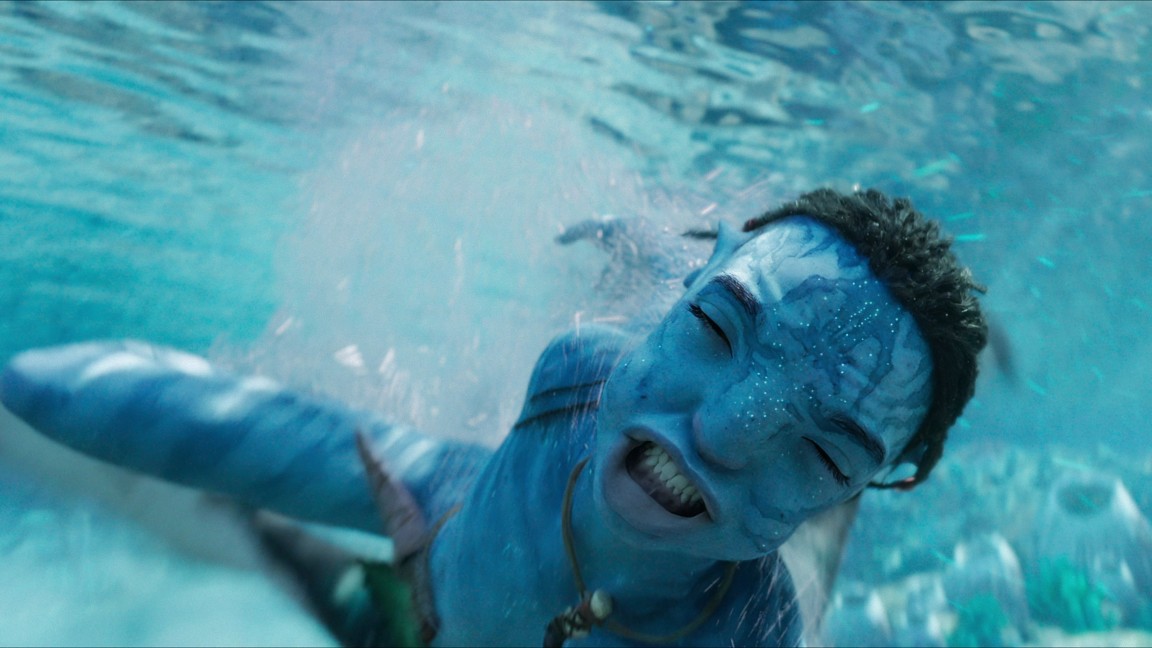 Britain Dalton è Lo'ak in una scena di Avatar - La via dell'acqua