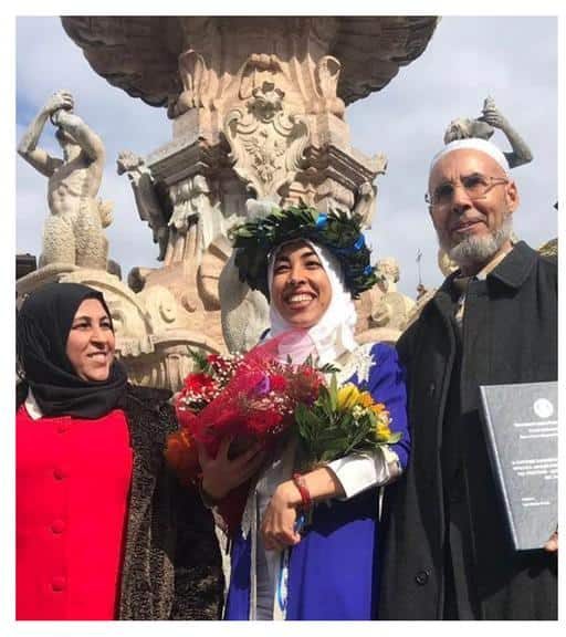 Hajar Boudraa, thirty years old, with his parents on the day of his law degree (Photo: L'Arena)