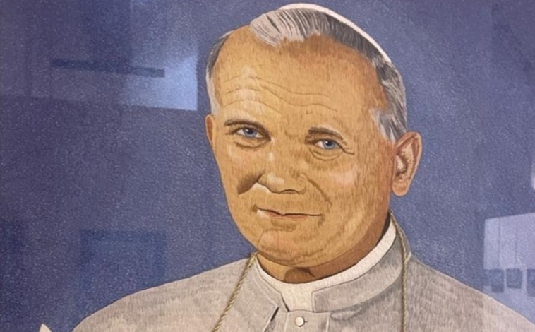 Main image - John Paul II, Vicenta and Sara Montiel