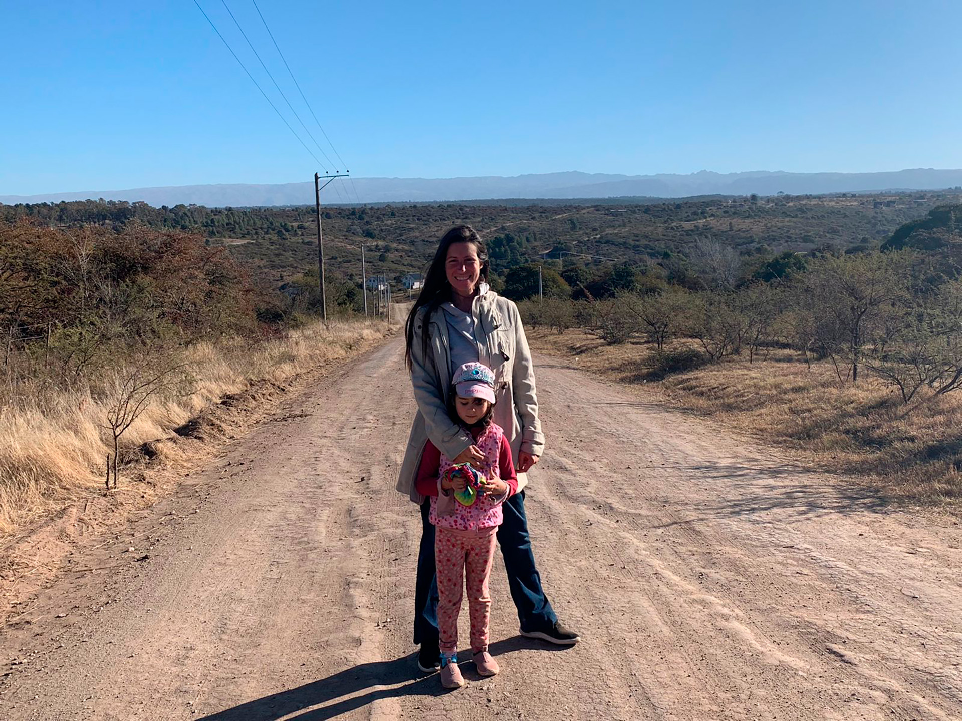 Vanina with her daughter Guadalupe in Córdoba, the landscape she adopted for her life