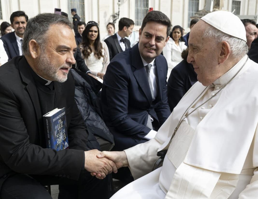 Sánchez Adalid entregó un ejemplar de su novela sobre Roma al Papa Francisco
