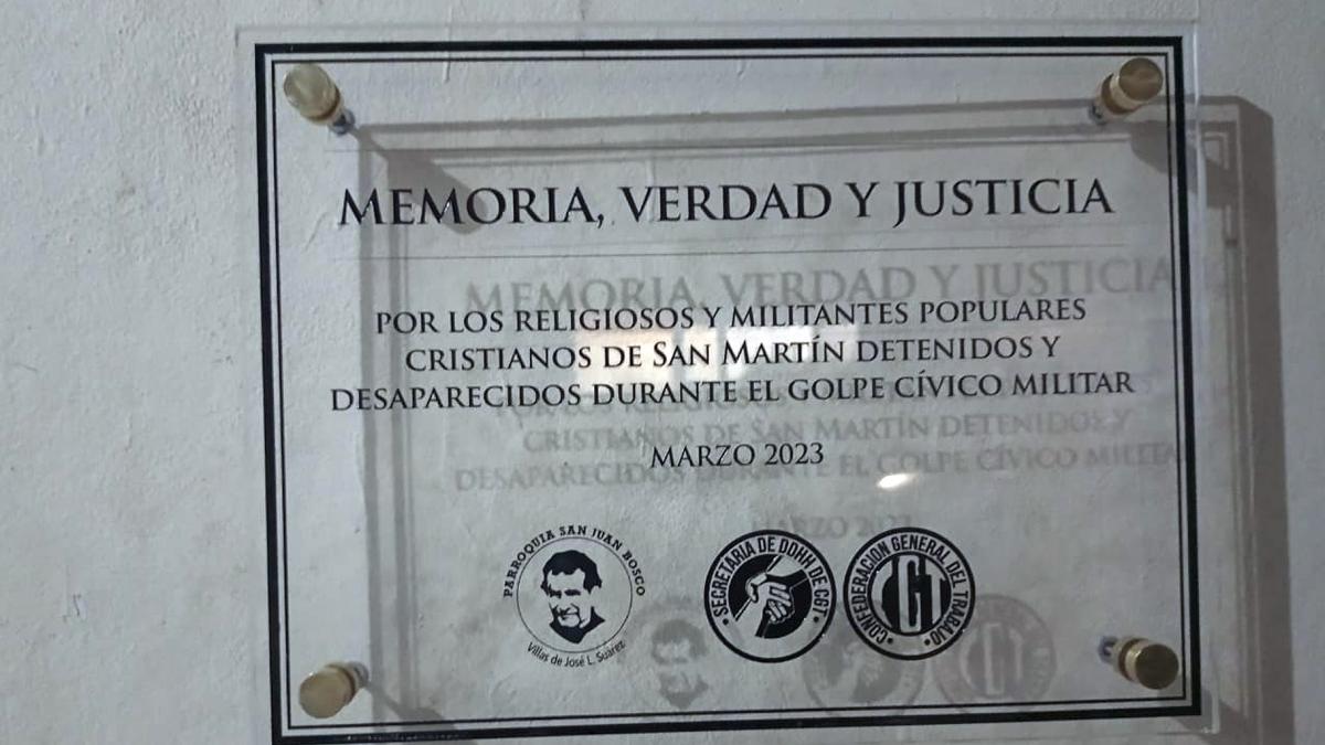 Plaque in honor of the disappeared