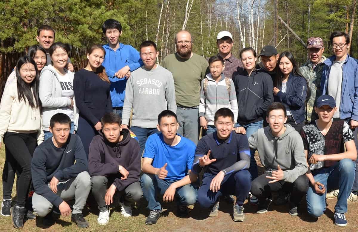 El sacerdote salesiano Marosh Peciar con jóvenes en Siberia