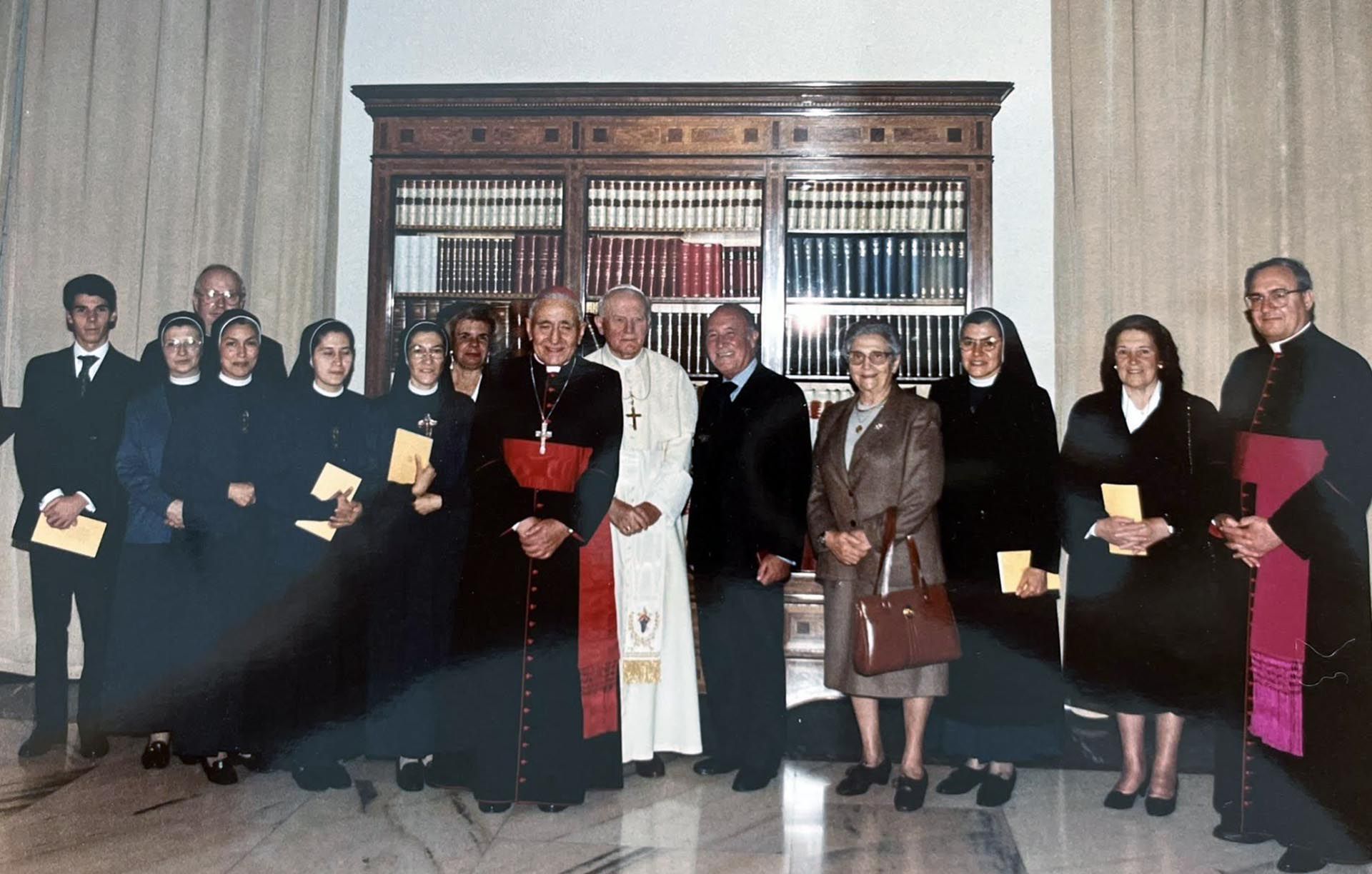 Maxi Trusso (el primero en la imagen) en sus tiempos de trabajo en el Museo del Vaticano (1993), junto al Papa Juan Pablo II, Monseñor Sandri, el Cardenal Pironio, y las monjas y laicos de la congregación