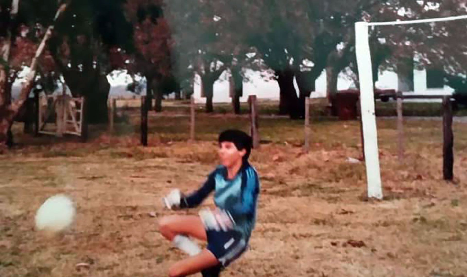 Maxi Trusso jugando fútbol, una pasión que lo acompañó durante su infancia y adolescencia