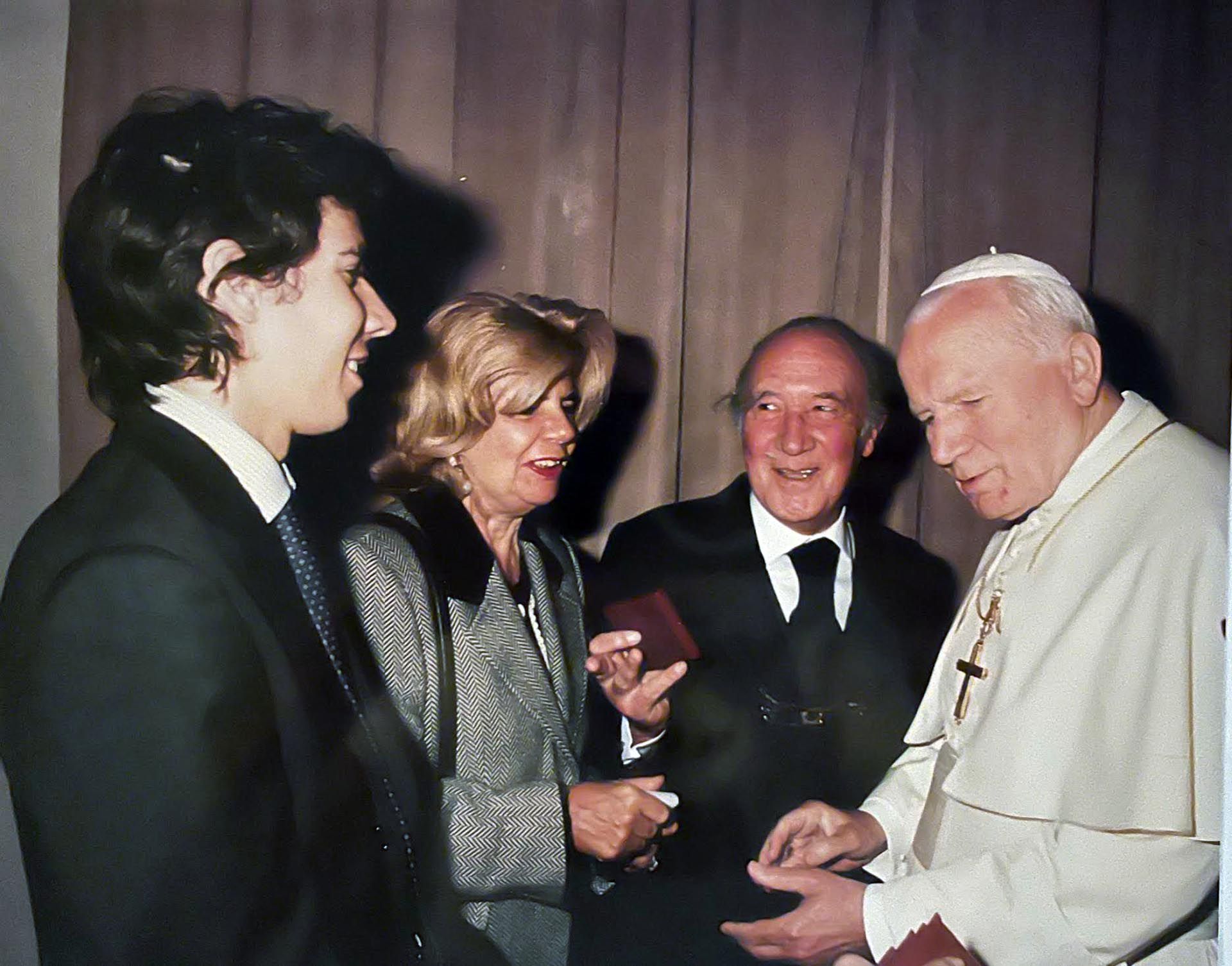 Maxi Trusso, sus padres, María Elisa Massot y Francisco Eduardo Trusso, y el Papa Juan Pablo II