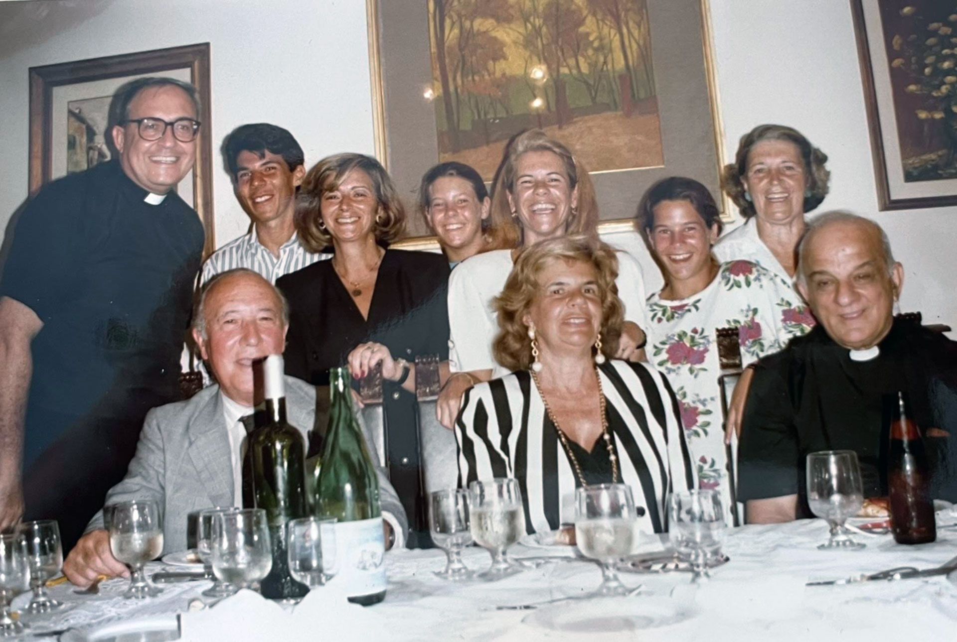 Maxi Trusso junto a sus padres, su hermana Carmen, sus sobrinas, y monseñor Manolo Fernández, en casa de Leonardo Sardi