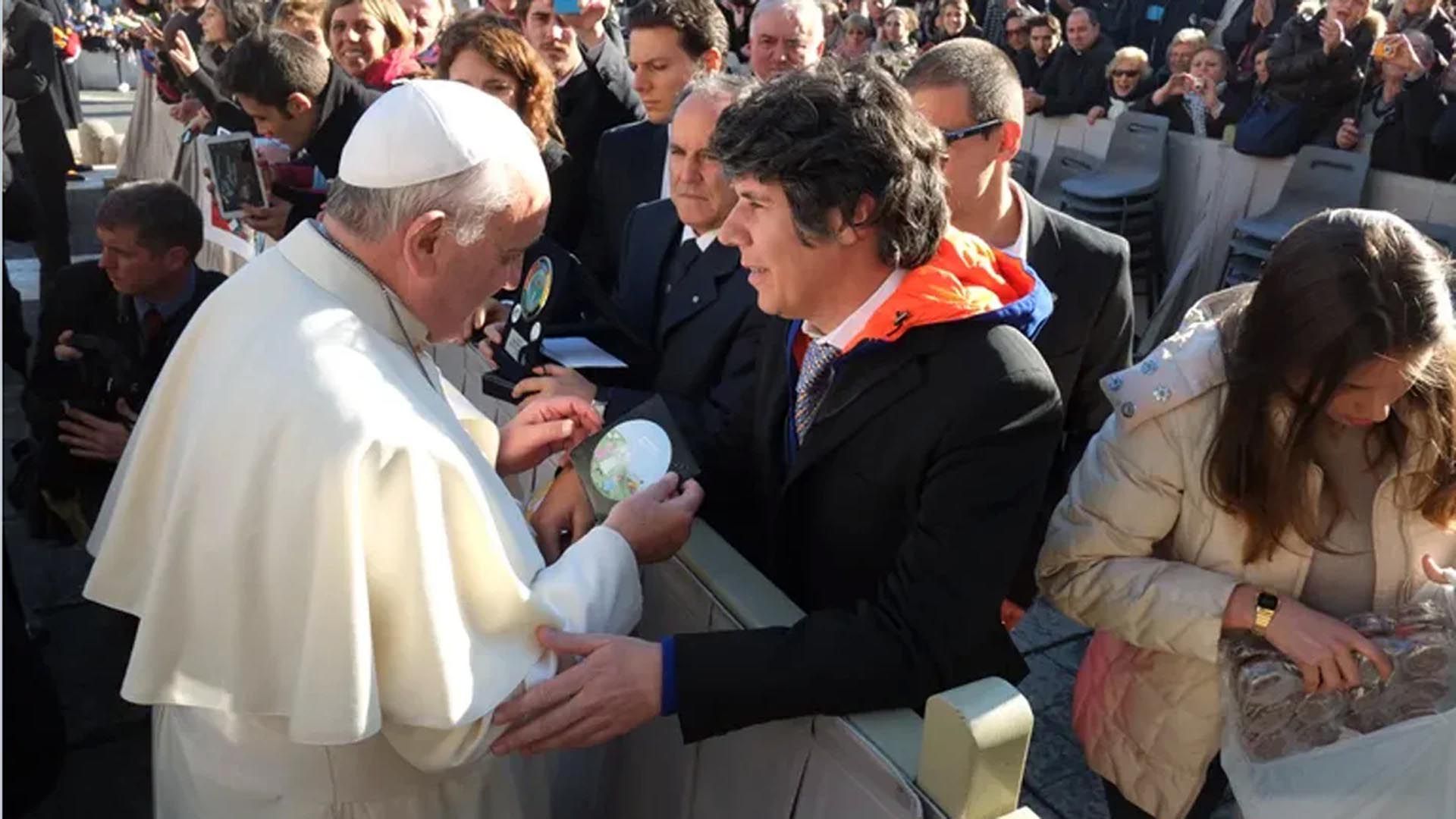 Maxi Trusso entregando al Papa Francisco, el himno que compuso especialmente para él. Material editado a beneficio de la Fundación Scholas Occurrentes