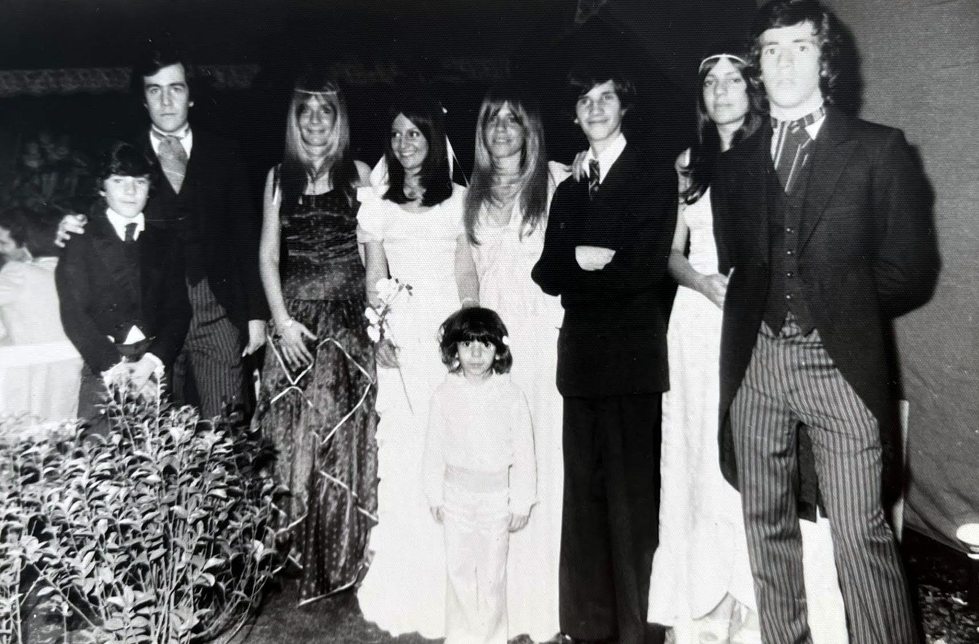 Maxi Trusso rodeado por sus ocho hermanos: Juan Miguel, Francisco, Carmen, Virginia, Luján, José Manuel, Mercedes y Pablo, en la celebración de la boda de la cuarta, en 1975