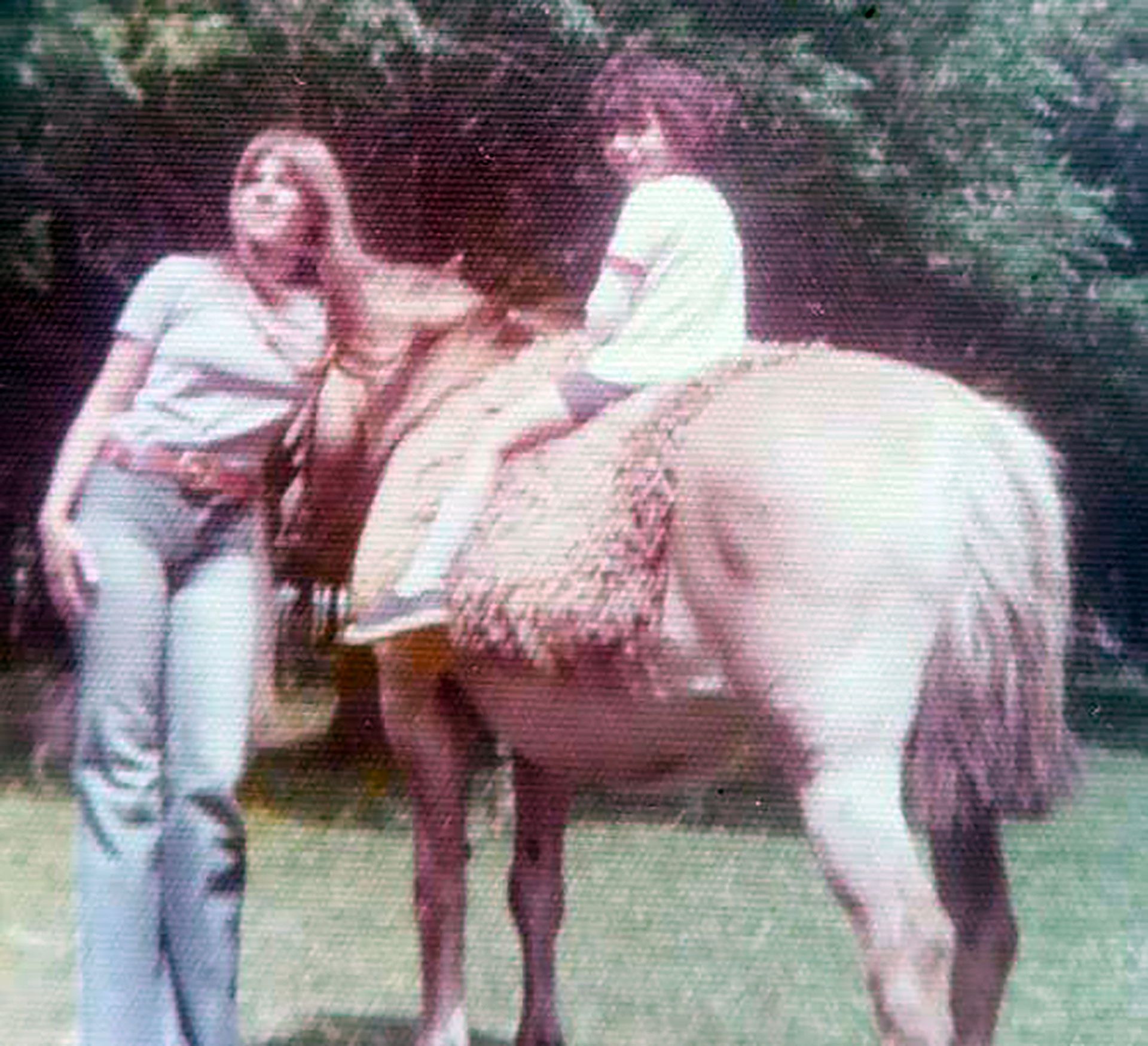 Maxi Trusso, de por entonces tres años, con su hermana Carmen