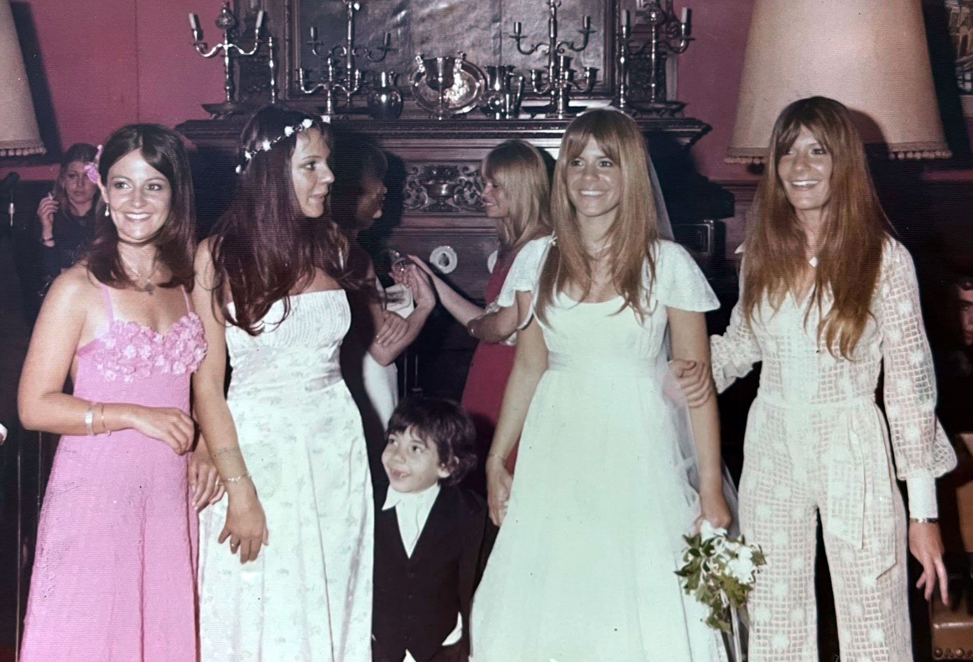 Maxi Trusso entre sus hermanas, Carmen (quien se casaba), Luján, Virginia y Mercedes