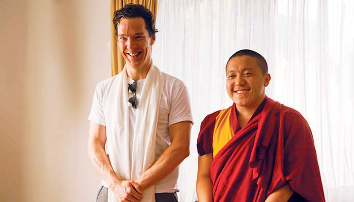 Benedict Cumberbatch junto a Dilgo Khyentse Yangsi Rinpoche durante una audiencia privada en el Monasterio Shechen, en Boudhanath